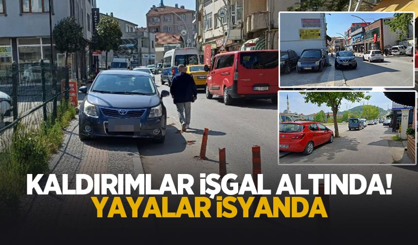 Sakarya'da kaldırıma park eden araçlar yayaları isyan ettirdi!