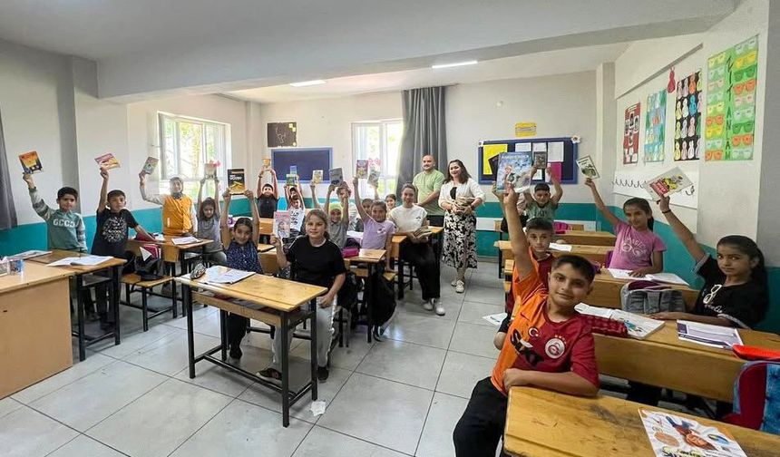 İlkokul öğrencilerine kitap dağıttılar