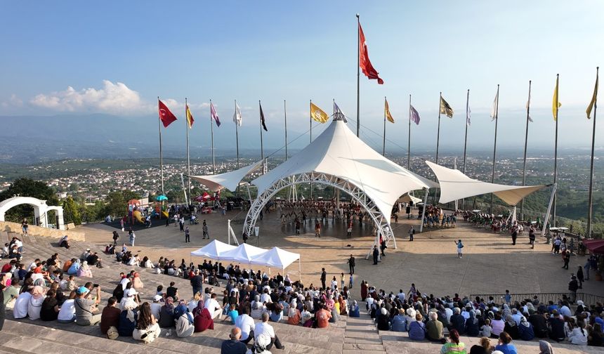 Hendek Bayraktepe'de Maarif halk dansları şenliği gerçekleştirildi
