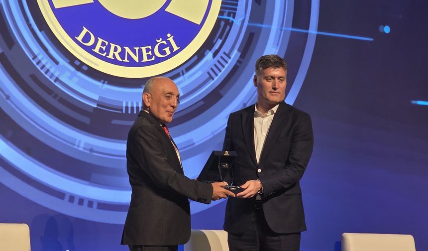 Prof. Dr. İbrahim Özçelik’e “Siber Güvenlik Ekosistemine Katkı Veren Akademisyen” ödülü