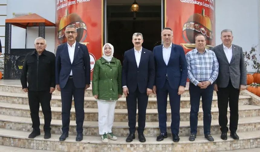 Vekiller sahaya iniyor!