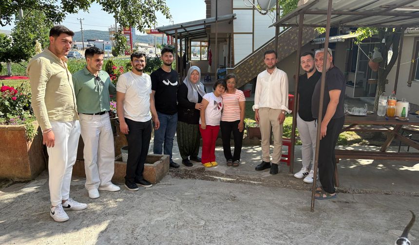 AK Partili gençler bayramda çalışmalarına devam etti