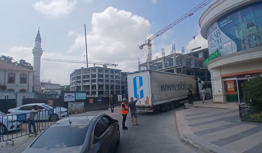TIR şehir içi trafiği kilitledi!