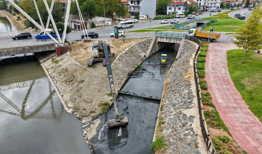 Çevre ve su sağlığı için dere ıslah çalışmaları devam ediyor