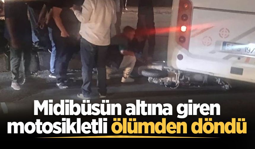 Midibüsün altına giren motosikletli ölümden döndü