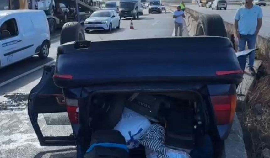 Çekiciyle çarpışan otomobil devrildi: 3 yaralı