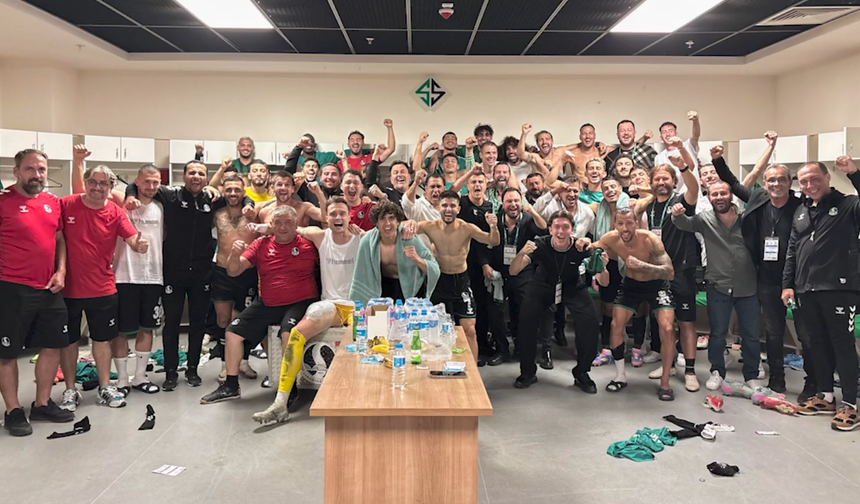 Sakaryaspor'da maç sonu galibiyet pozu