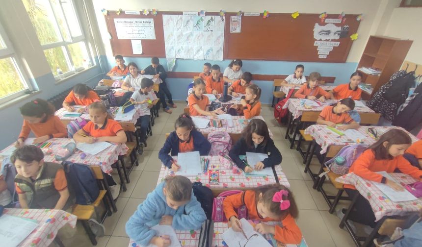 Akyazı’da tüm okullar eş zamanlı olarak Filistin’e destek etkinliği düzenledi