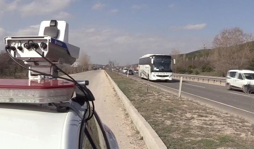 Tatil dönüşü D-100’de hareketlilik arttı: Radar ve teknolojik sistemlerle sürücülere sıkı denetim uygulandı