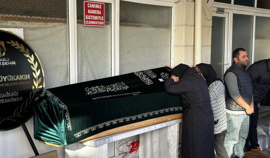 Fabrika yangınında ağır yaralanmıştı: Hastanede hayatını kaybeden Yıldız, son yolculuğuna uğurlandı