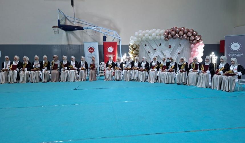 Akyazı'da 27 öğrenci icazet merasiminde hafızlık belgelerini aldı