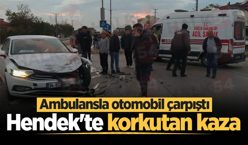 Hendek'te ambulansla otomobil çarpıştı