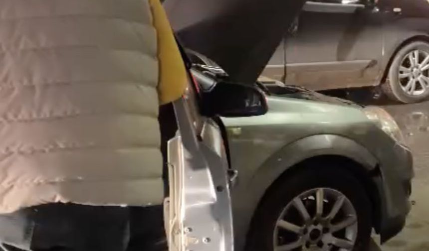 Park halindeki otomobil alev aldı