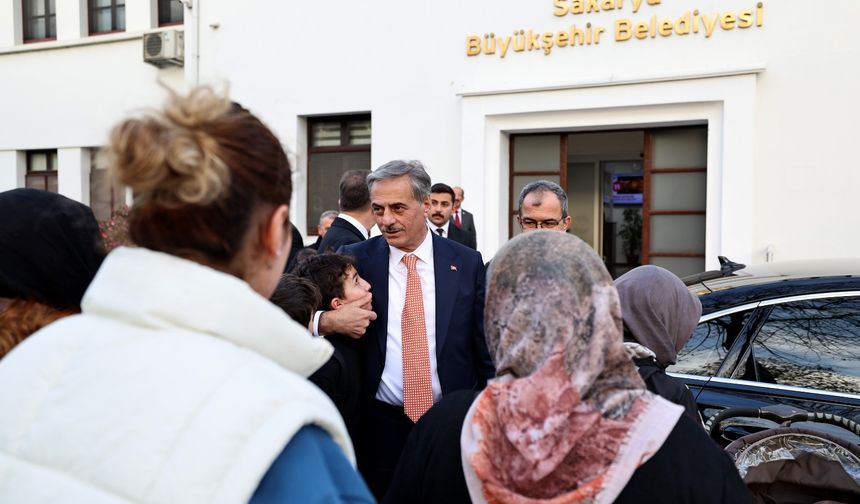 Başkan Alemdar, Büyükşehir önünde vatandaşlarla buluştu