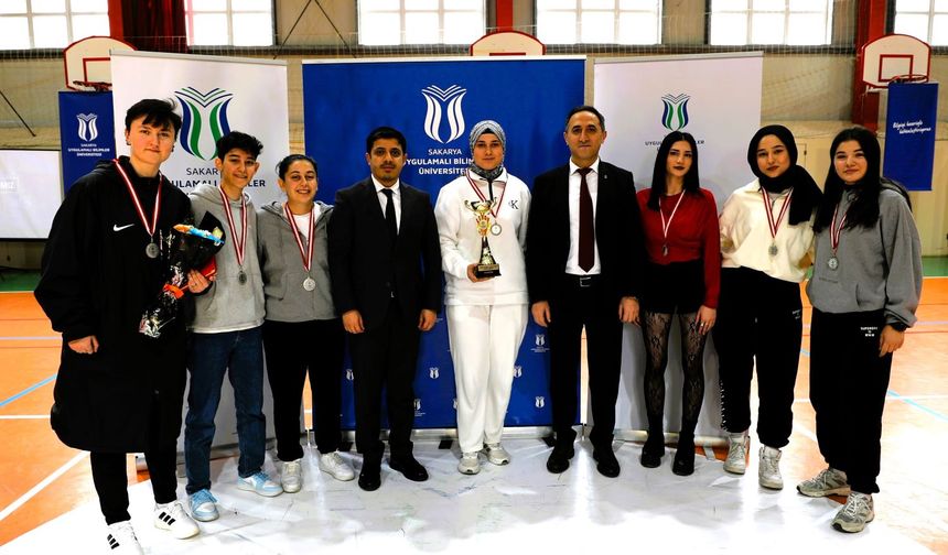 SUBÜ’de ayak tenisi ve futsal turnuvaları tamamlandı