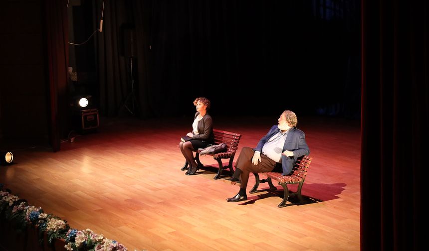 Usta oyunculardan unutulmaz performans: “Güne Bakan Cam Kırıkları”