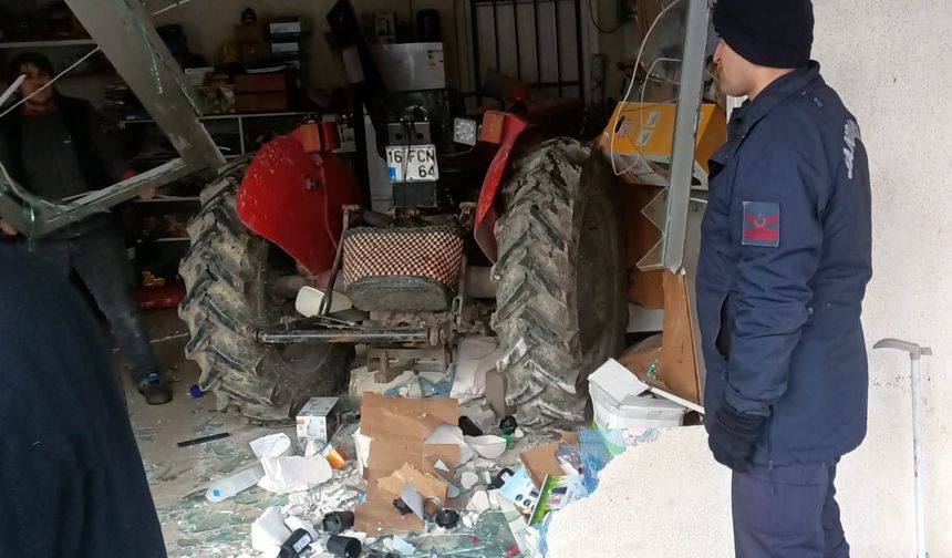 Traktör iş yerine daldı