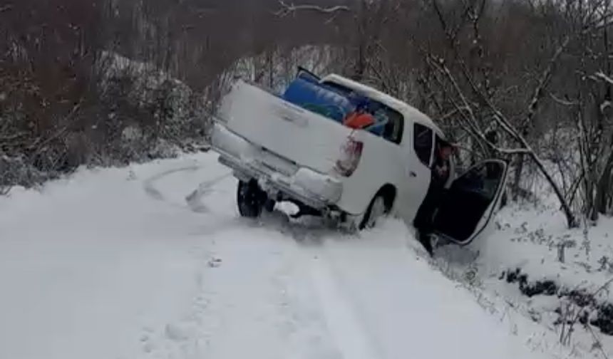 Kocaali'de kaygan yolda kaza: Belediyeye ait araç kanala düştü
