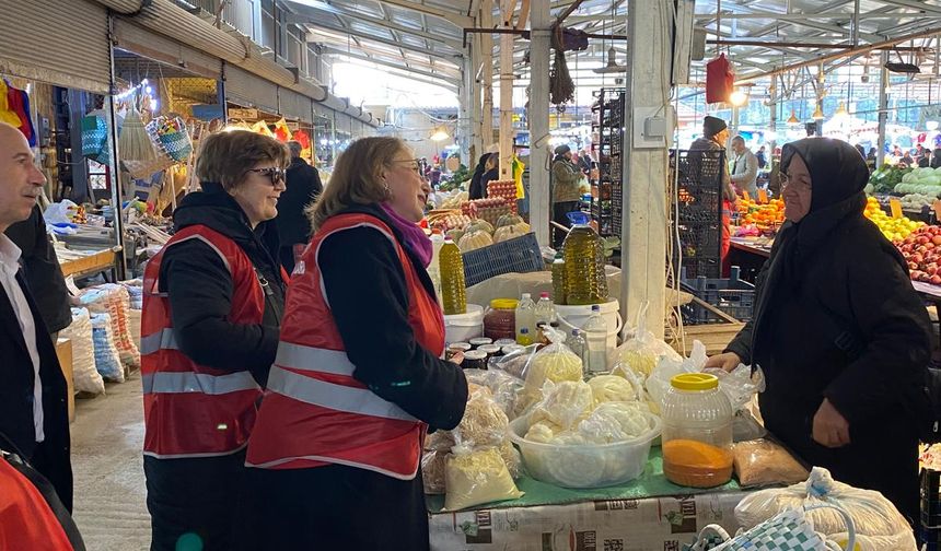 CHP İl Kadın Kolları bu hafta da Akyazı Semt Pazarı’nda sahadaydı