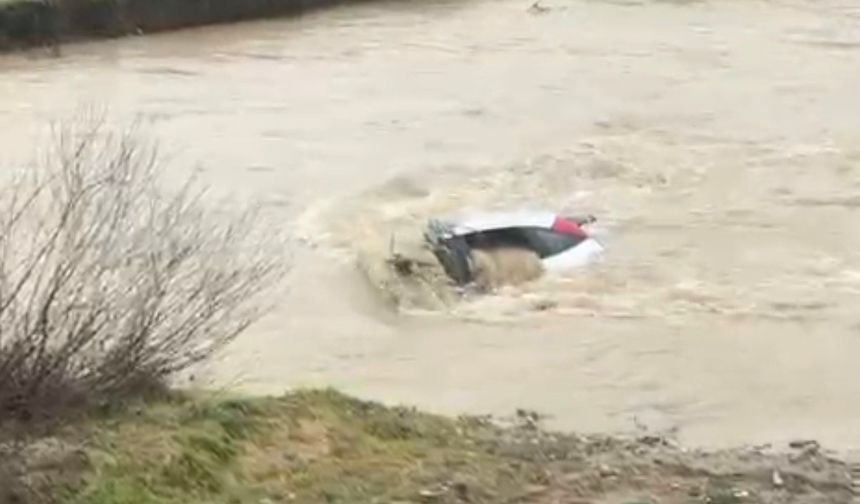 Suya gömülen otomobilden halatlı kurtarma operasyonu