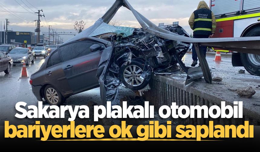 Sakarya plakalı otomobil bariyerlere ok gibi saplandı
