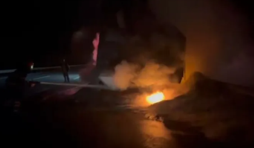 TEM’de geri dönüşüm yüklü kamyonda yangın