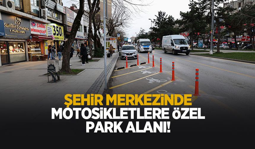 Şehir merkezinde motosikletler için düzenli park alanları