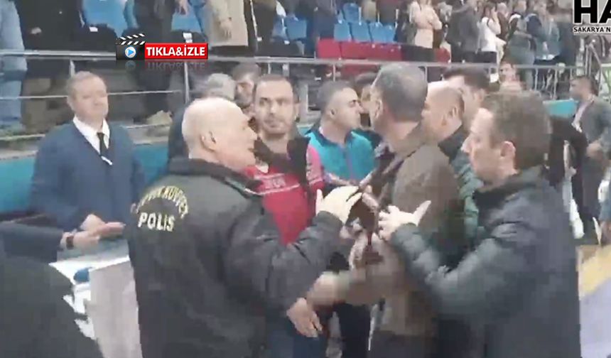 Afyon Belediye Yüntaş-Sakarya Voleybol maçında gergin anlar