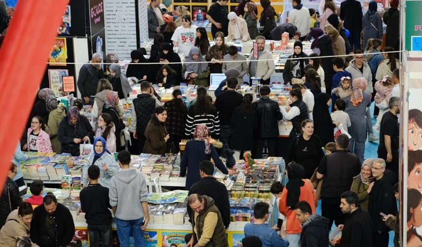 Serdivan Kitap Fuarı yüz binlerce ziyaretçiyi ağırladı