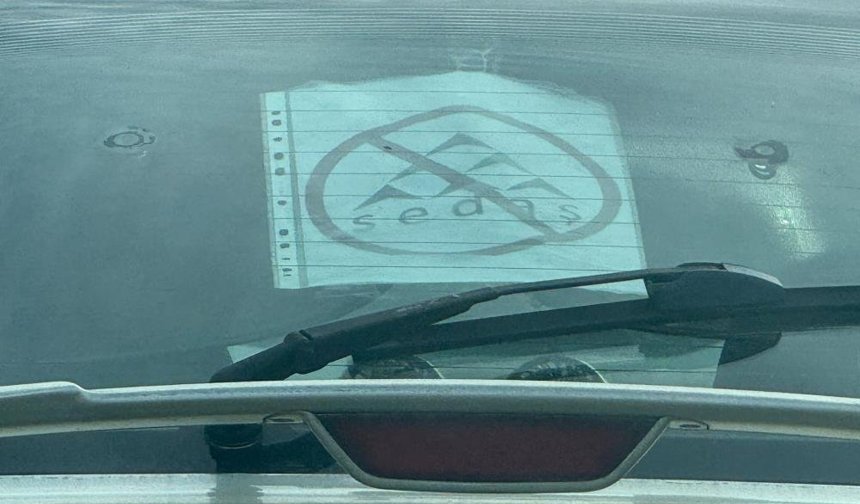 SEDAŞ vatandaşı bıktırdı! Tepkisini otomobilinin camına astığı özel tasarımlı afişle gösterdi