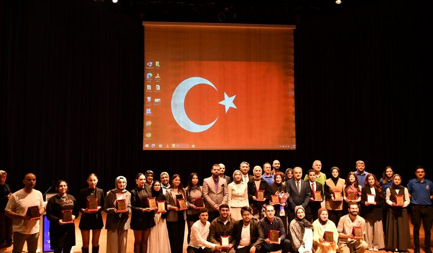 SAÜ’de Gençlik ve Gönüllülük Zirvesi düzenlendi