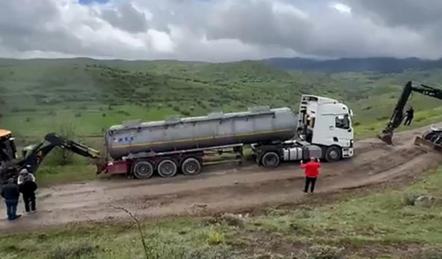 Bayram trafiğinden kaçmak için girdikleri köy yolunda çamura saplandılar