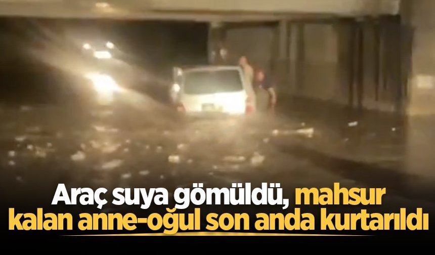 Pamukova'da araç suya gömüldü, mahsur kalan anne-oğul son anda kurtarıldı