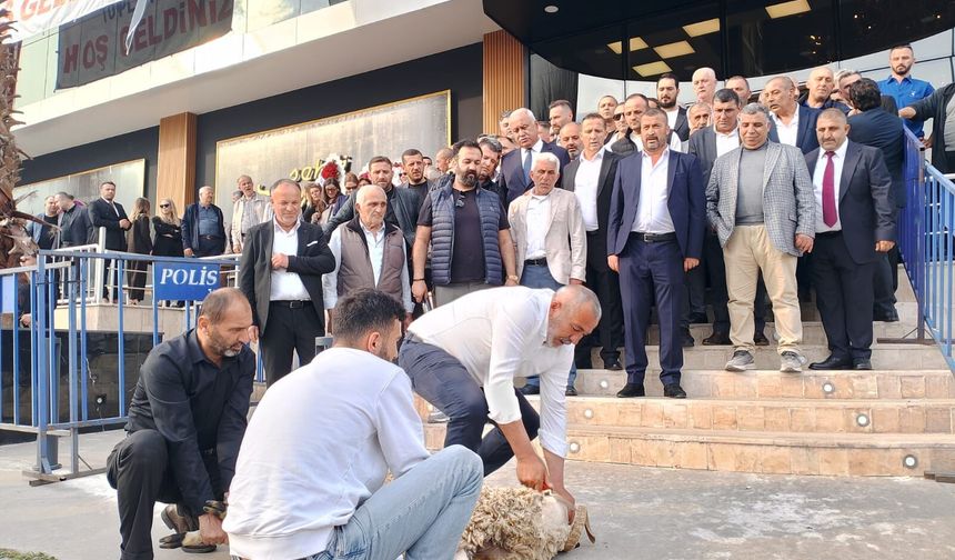 Seçimden galip çıkan Muzaffer Kabacan kurban kesti