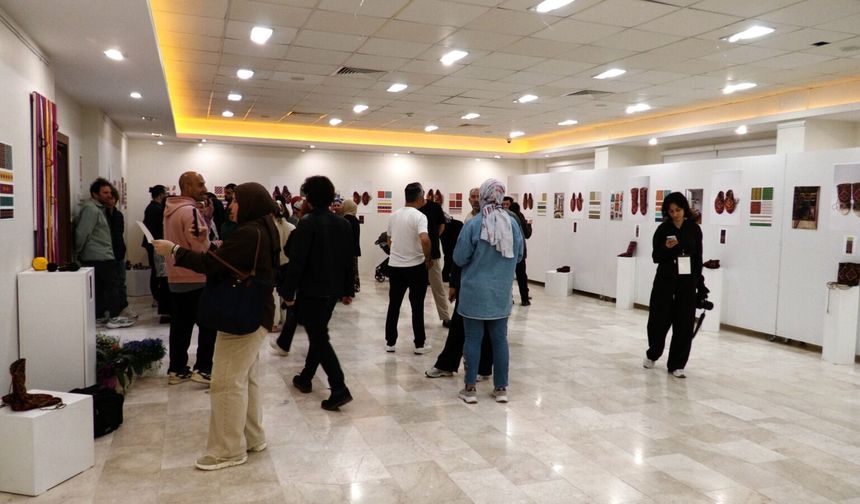 100-150 yıllık geleneksel kalçin ve çoraplar sanatseverlerle buluştu