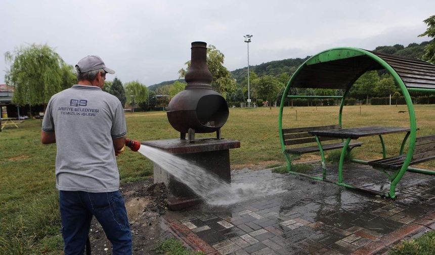 Arifiye Belediyesinden Gölbaşı Park’ta temizlik çalışması