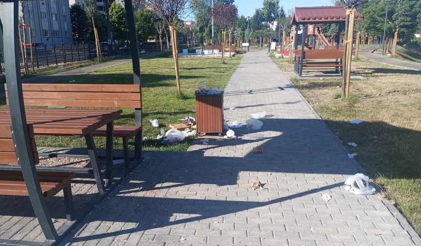 Ferizli'de Parkta Çöp Tepkisi: “Bari Siz Yapmayın”
