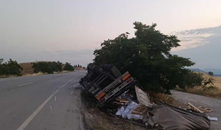 Bilecik'te yan yatan tırın sürücüsü yaralandı
