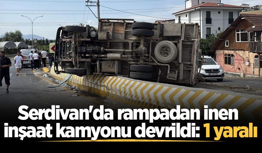 Serdivan'da rampadan inen inşaat kamyonu devrildi: 1 yaralı