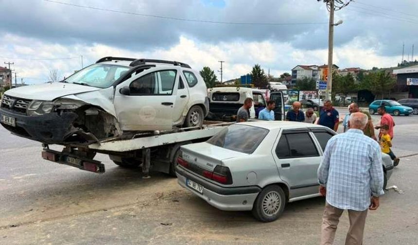 Kaynarca'da iki otomobil çarpıştı