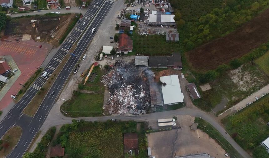 Düzce'de yanan kapı fabrikasının son durumu havadan görüntülendi