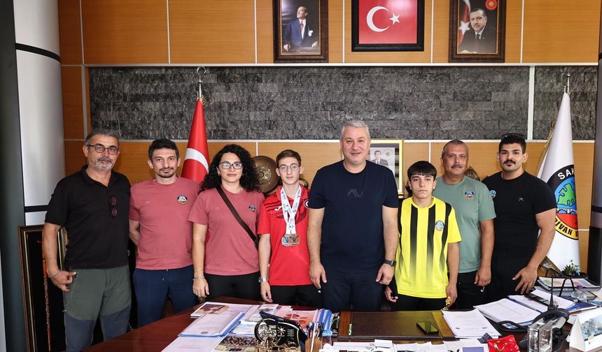 Başkan Osman Çelik başarılı sporcuları ödüllendirdi