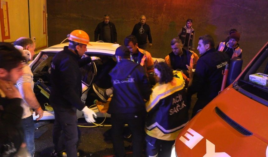 Otomobil tıra ok gibi saplandı: Baba ve oğlu yaralandı