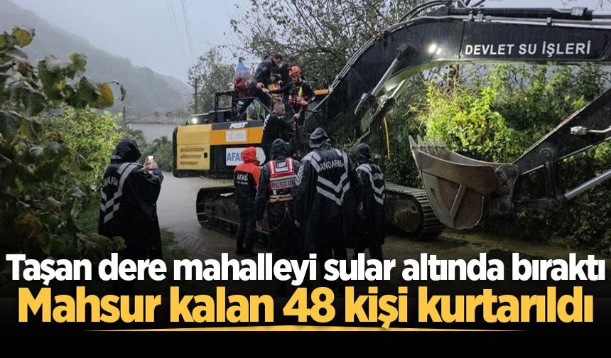 Taşan dere mahalleyi sular altında bıraktı: Mahsur kalan 48 kişi kurtarıldı