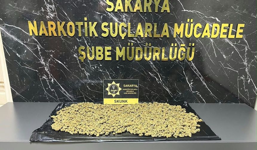 Sakarya'ya uyuşturucu getirirken otoyolda yakalandı! 950 gram skunk ele geçirildi