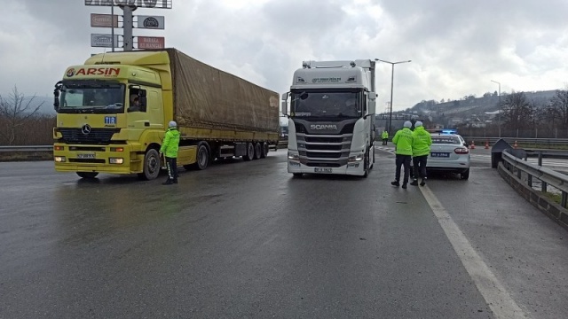 Tem Otoyolunda TIR'ların geçişine izin verilmiyor