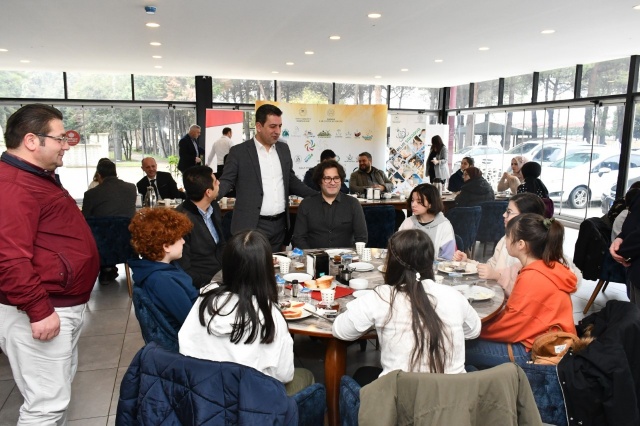 Müdür Savaşçı, Sakarya'yı temsil eden TÜBİTAK proje temsilcileriyle bir araya geldi