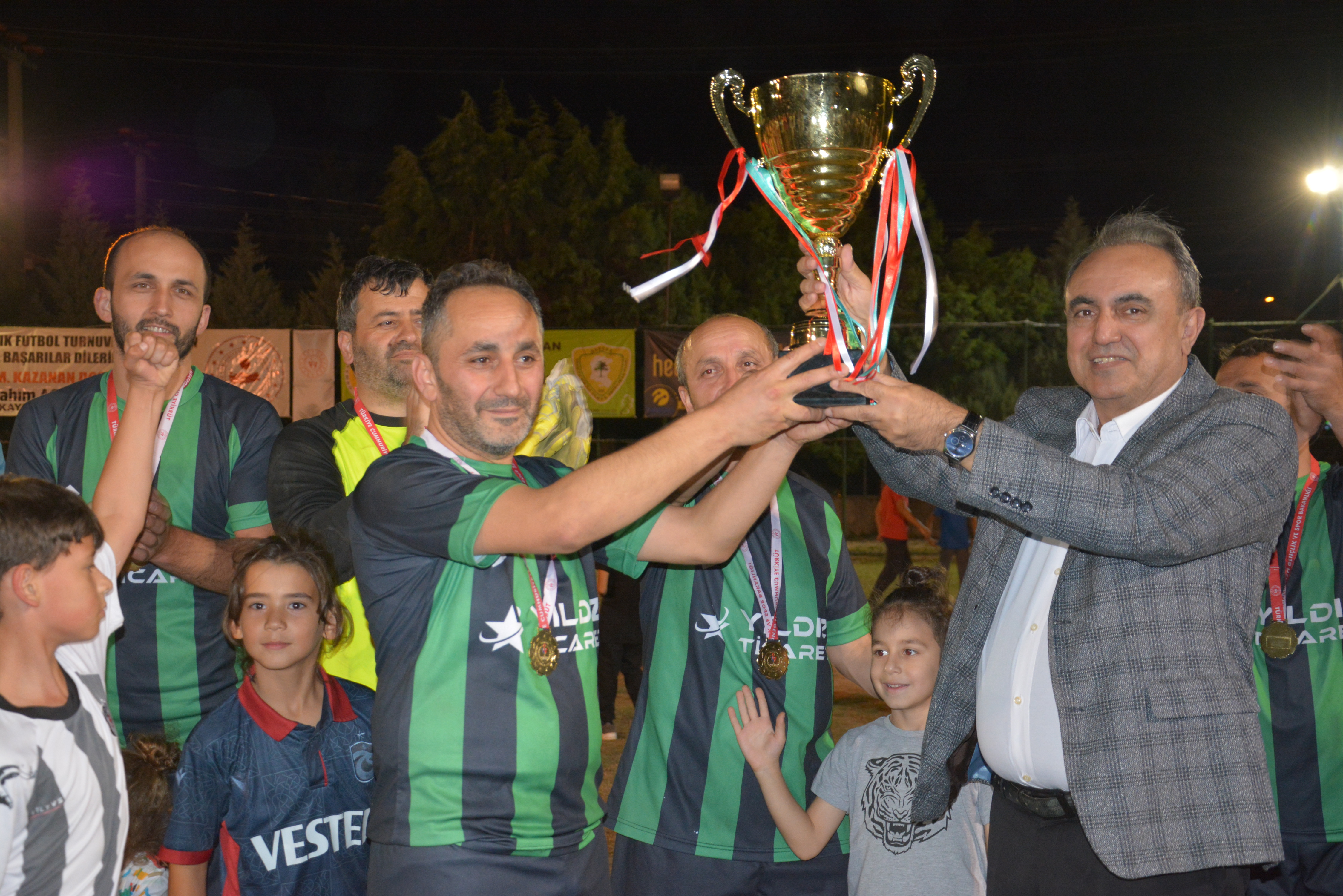 Şİmpiyon dikmensporun kupasını Kaymakam Halil İbrahim Acır verdi