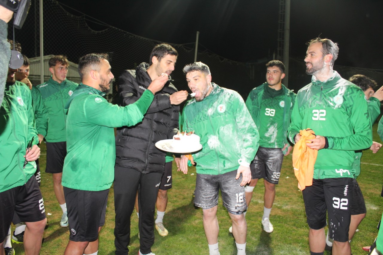 thumbnail_Kulüp menejeri Menderes Korkmaz futbolculara tek tek pasta ikramında bulundu