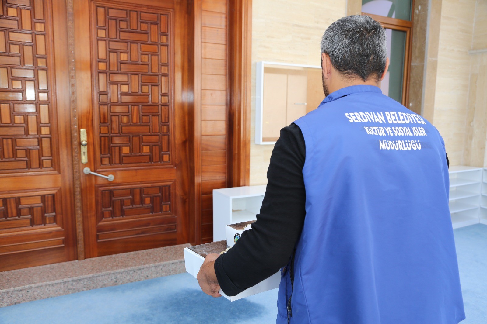 Serdivan Belediyesi Camilere Lokum Dağıtımı Gerçekleştirdi